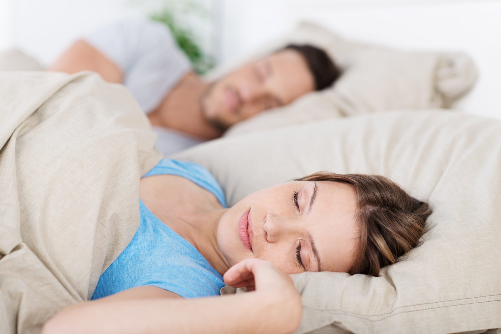 pareja durmiendo con ayuda de la melatonina