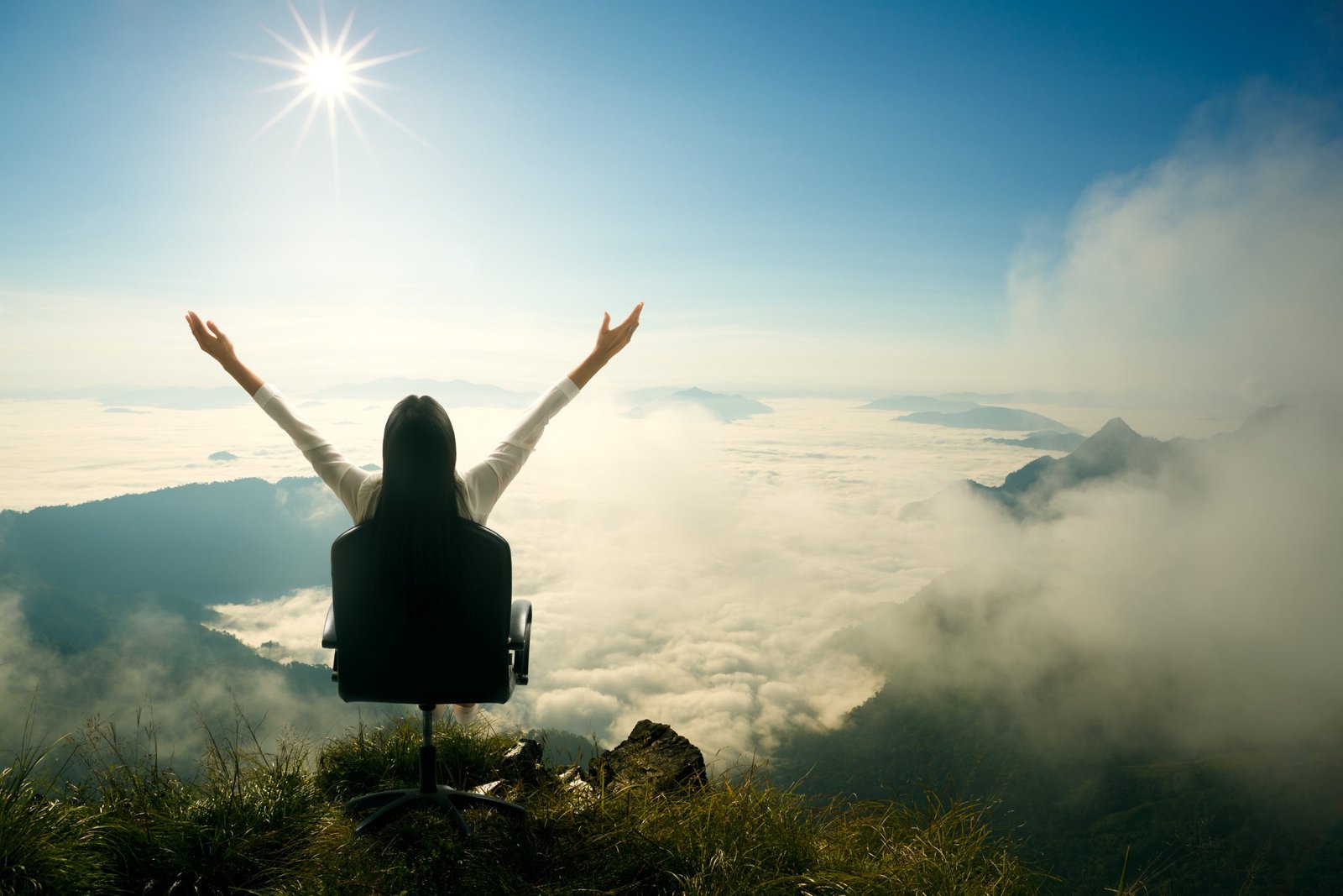 mujer con brazos abiertos viendo el paisaje sin estrés