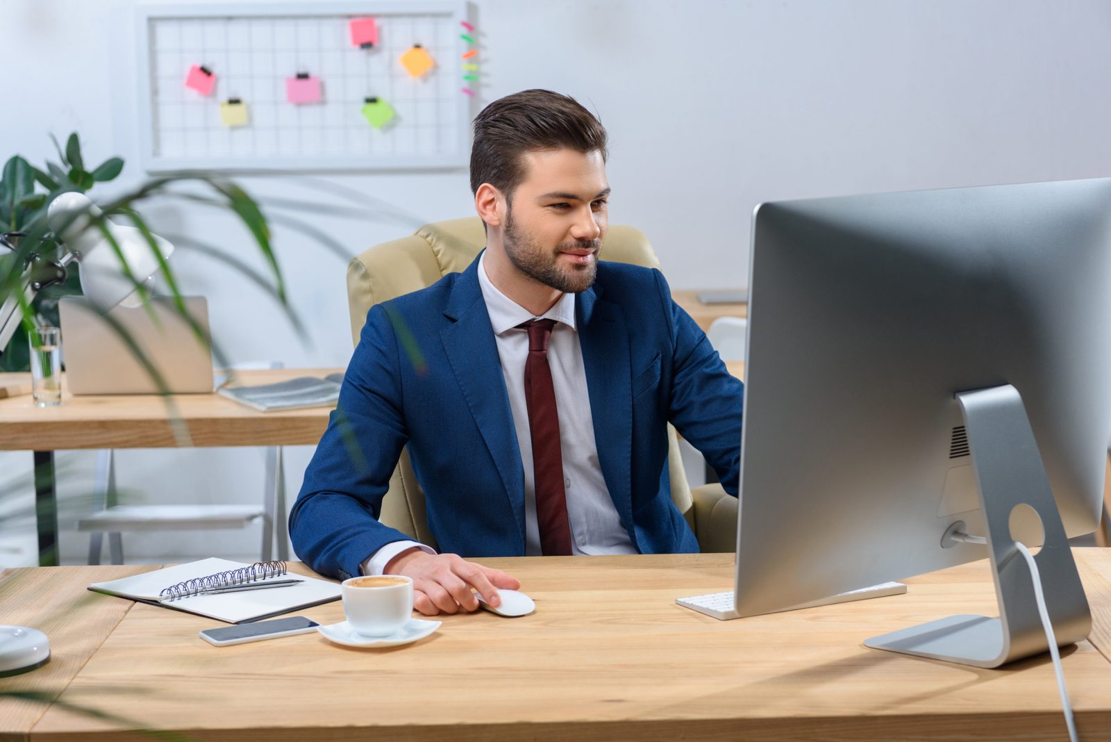 efecto del trabajo hombre en el escritorio