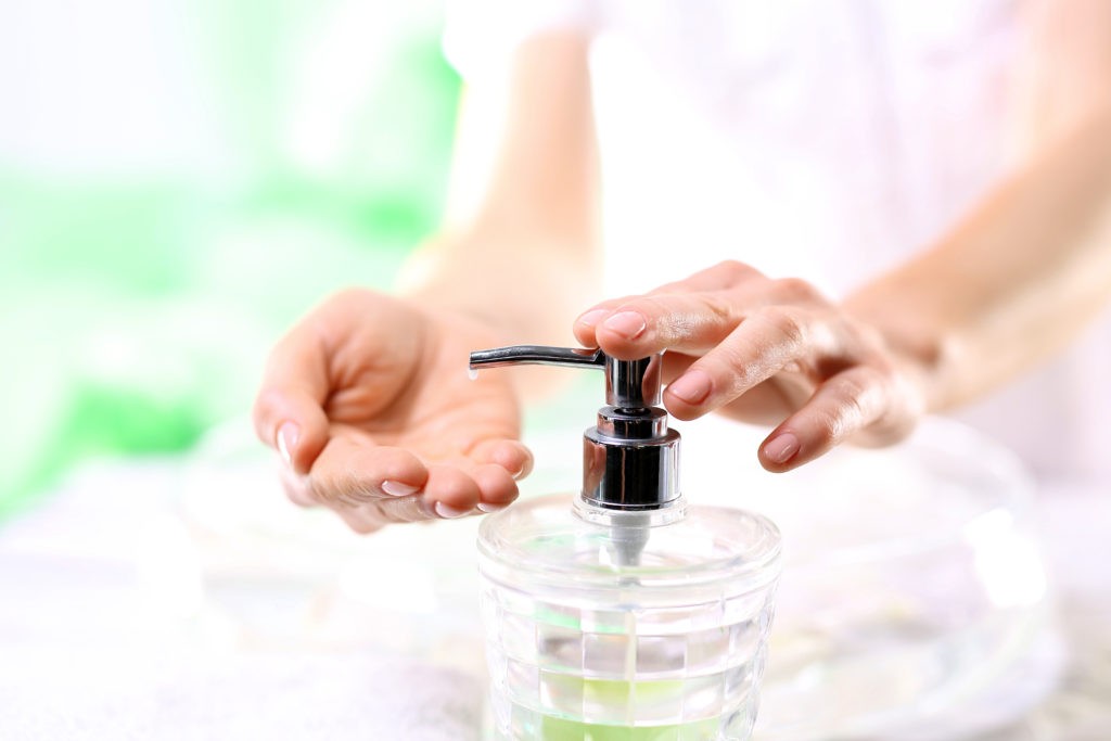 manos colocando jabón para lavarse y prevenir el covid-19